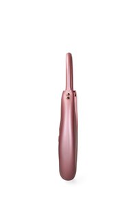 Matte roze handtas met een slank ontwerp, voorzien van een lange hengsel, een gladde textuur en gouden hardwareaccenten nabij de hengselverbinding.