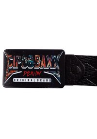 Ceinture en cuir noir avec un patch logo rectangulaire coloré portant l'inscription "CIPOBAXX DENIM ORIGINAL BRAND" avec une finition texturée.