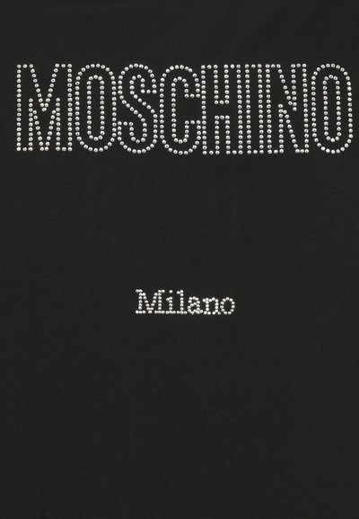 T-shirt nera in cotone con la scritta "MOSCHINO" e "Milano" in strass argentati, caratterizzata da un design grafico audace.