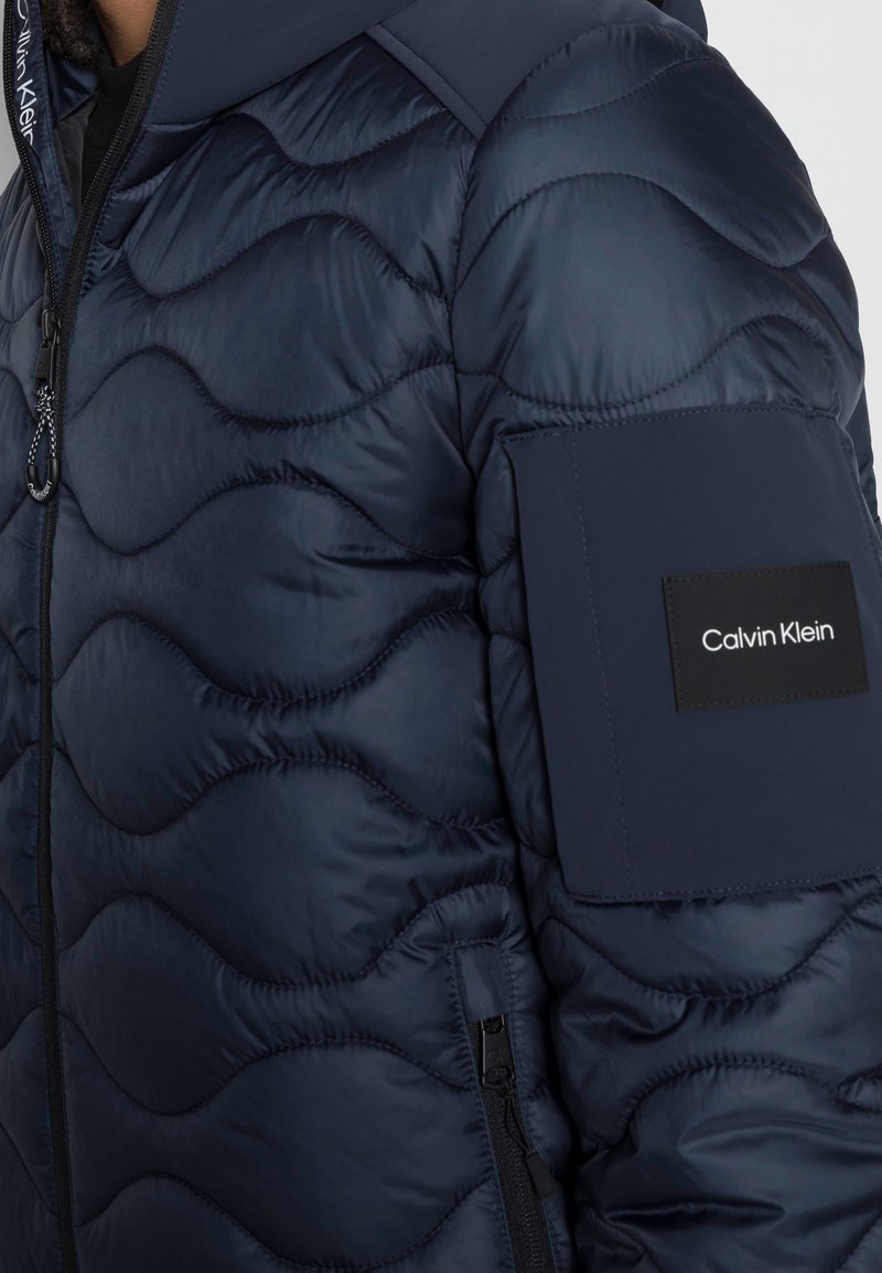 Herren Leichte Jacken | Calvin Klein LIGHTWEIGHT ONION QUILT JACKET Übergangsjacke calvin navy/dunkelblau - TK16131 Herren Leichte Jacken | Calvin Klein LIGHTWEIGHT ONION QUILT JACKET Übergangsjacke calvin navy/dunkelblau - TK16131