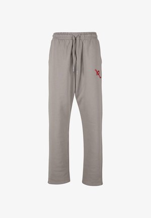 Heledad hallhallid, mis on valmistatud pehmest kangast, elastse vöökoha ja nööri ning punase logo aktsendiga vasakul jalal.