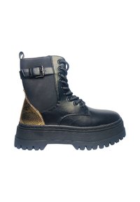 Stivaletti neri alla caviglia con chiusura frontale a lacci, caratterizzati da un accentato motivo in pelle di serpente dorata texturizzata, suola nera spessa e dettaglio con fibbia laterale.