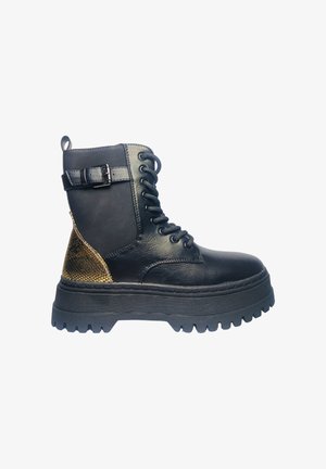 Schwarze Stiefeletten mit Schnürung vorne, verziert mit einem strukturierten goldfarbenen Schlangenhautmuster, dicker schwarzer Sohle und seitlichem Schnallendetail.