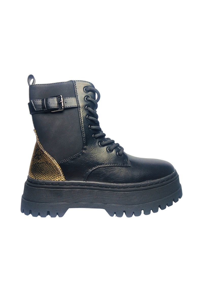 Stivaletti neri alla caviglia con chiusura frontale a lacci, caratterizzati da un accentato motivo in pelle di serpente dorata texturizzata, suola nera spessa e dettaglio con fibbia laterale.