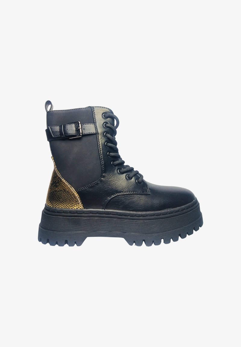 Stivaletti neri alla caviglia con chiusura frontale a lacci, caratterizzati da un accentato motivo in pelle di serpente dorata texturizzata, suola nera spessa e dettaglio con fibbia laterale.