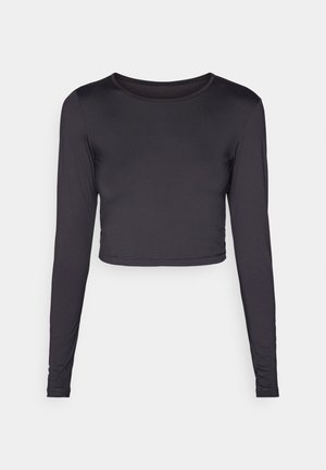 Langermet cropped topp i svart, laget av glatt stoff. Har rund hals og tettsittende silhuett med subtil søm i kanten.