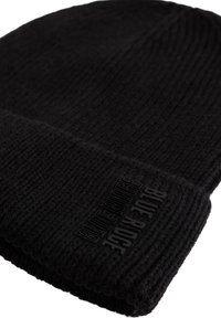 Černá pletená čepice se žebrovaným vzorem a složeným manžetovým okrajem, na kterém je malá černá nášivka s nápisem "BLUE RIDGE."