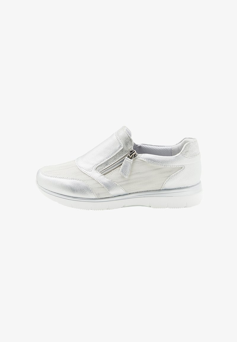 Chaussure argentée à enfiler avec une finition texturée, dotée d'une fermeture éclair latérale et d'une semelle en caoutchouc blanche. Forme épurée et arrondie sans lacets.