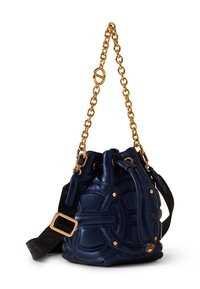 Borsa a secchiello in pelle blu navy con tracolla in catena dorata, design trapuntato, dettagli in metallo dorato e chiusura a coulisse. Presenta una tracolla nera a contrasto.