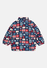 Kurtka puchowa w odważne, prostokątne wzory w kolorach czerwonym, białym i niebieskim. Posiada stojący kołnierz i elastyczne mankiety, zapewniające dopasowanie.