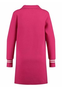 Indumento a maniche lunghe di colore rosa a maglia con colletto. Presenta dettagli a righe bianche sui polsini delle maniche. Tessuto liscio e design a taglio dritto.