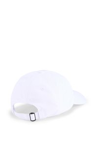 Weißer Baseballhut mit gebogenem Schirm und verstellbarem Riemen auf der Rückseite. Aus Stoff mit Nähdetails und Belüftungslöchern.