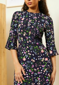 Love & Roses FLUTE SLEEVES HIGH NECK MIDI REGULAR FIT - Denní šaty - navy floral