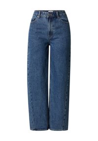 Jean en denim bleu taille haute avec jambes larges et droites, bouton et fermeture éclair à l'avant, passants de ceinture, poches devant et derrière.