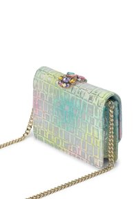Cartera texturizada y multicolor con un patrón de cocodrilo, que presenta un cierre adornado con joyas y una correa de cadena dorada. Forma rectangular.