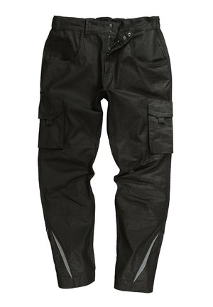 Pantaloni cargo neri in tessuto resistente con molteplici tasche, chiusura con bottone e zip, e dettagli riflettenti vicino alle caviglie.