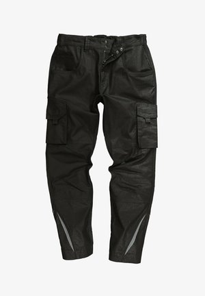 Czarne spodnie cargo z wytrzymałego materiału, z licznymi kieszeniami, zapięciem na guzik i zamek błyskawiczny oraz odblaskowymi paskami przy kostkach.