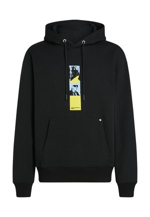 Črna kapuca s sprednjim žepom, kapuco na vrvico, grafični potisk z modrimi in rumenimi akcenti ter rebrastimi manšeti in robom.