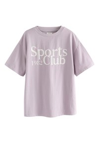 Lilac cotton t-shirt with short sleeves. Front features "Sports Club 1982" in white text. Relaxed fit and crew neckline. Smooth texture.
