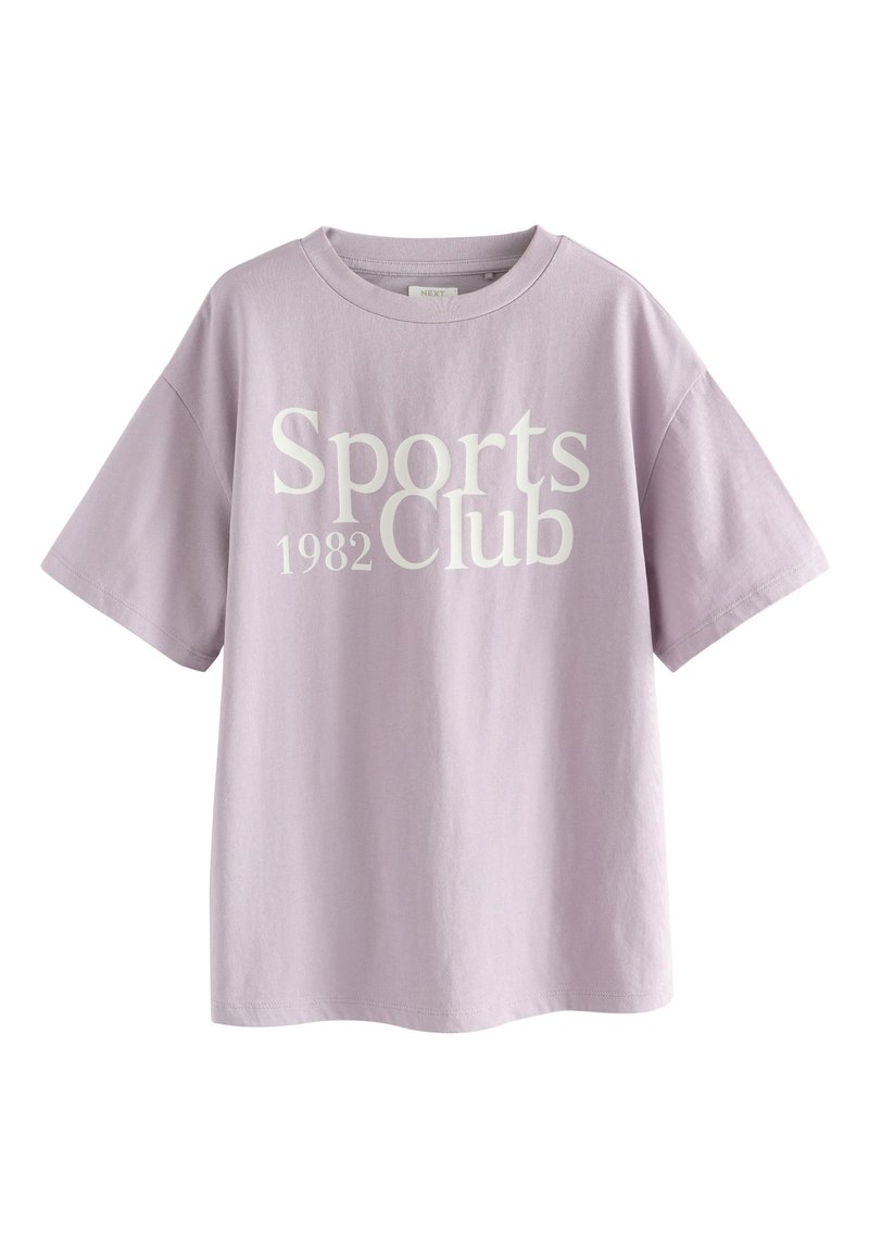 Lilac cotton t-shirt with short sleeves. Front features "Sports Club 1982" in white text. Relaxed fit and crew neckline. Smooth texture.