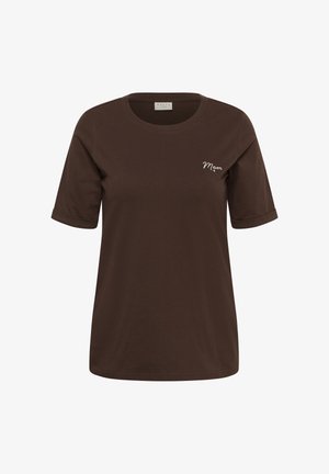 Bruine T-shirt met korte mouwen en ronde hals, voorzien van kleine witte tekst "Mom" op de linkerborst.