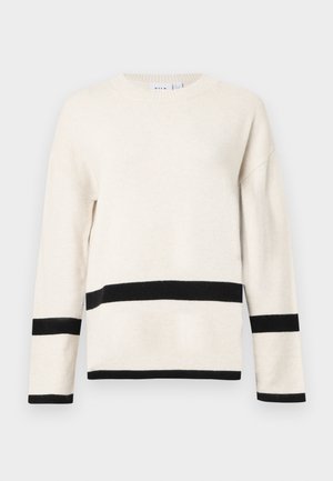 Beige pullover lavet af blødt materiale, med lange ærmer, rund halsudskæring og sorte vandrette striber nær kanten og ærmerne.
