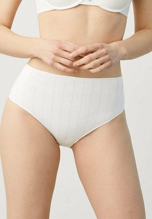 Ysabel Mora Braguitas - white