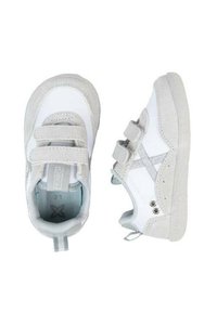 Zapatos para toddlers en blanco y gris con dos correas de Velcro, acentos de ante, suelas planas, punta redondeada y pequeños agujeros de ventilación en los lados.
