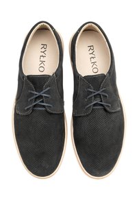 Scarpe in suede nere con lacci, dotate di un design perforato, suola chiara a contrasto e lacci blu. Branding visibile sulla soletta.
