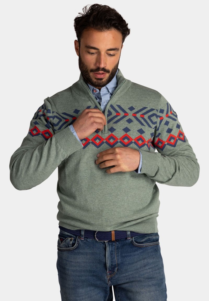 Lichtgroene pullover met een kwart rits, voorzien van blauwe en rode geometrische patronen over de borst. Zachte textuur en normale pasvorm.