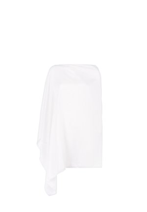 Tessuto bianco drappeggiato, fluido e leggero, con una texture liscia. Il design presenta una forma asimmetrica e bordi morbidi.