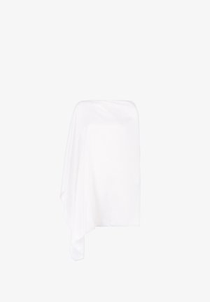 Tessuto bianco drappeggiato, fluido e leggero, con una texture liscia. Il design presenta una forma asimmetrica e bordi morbidi.