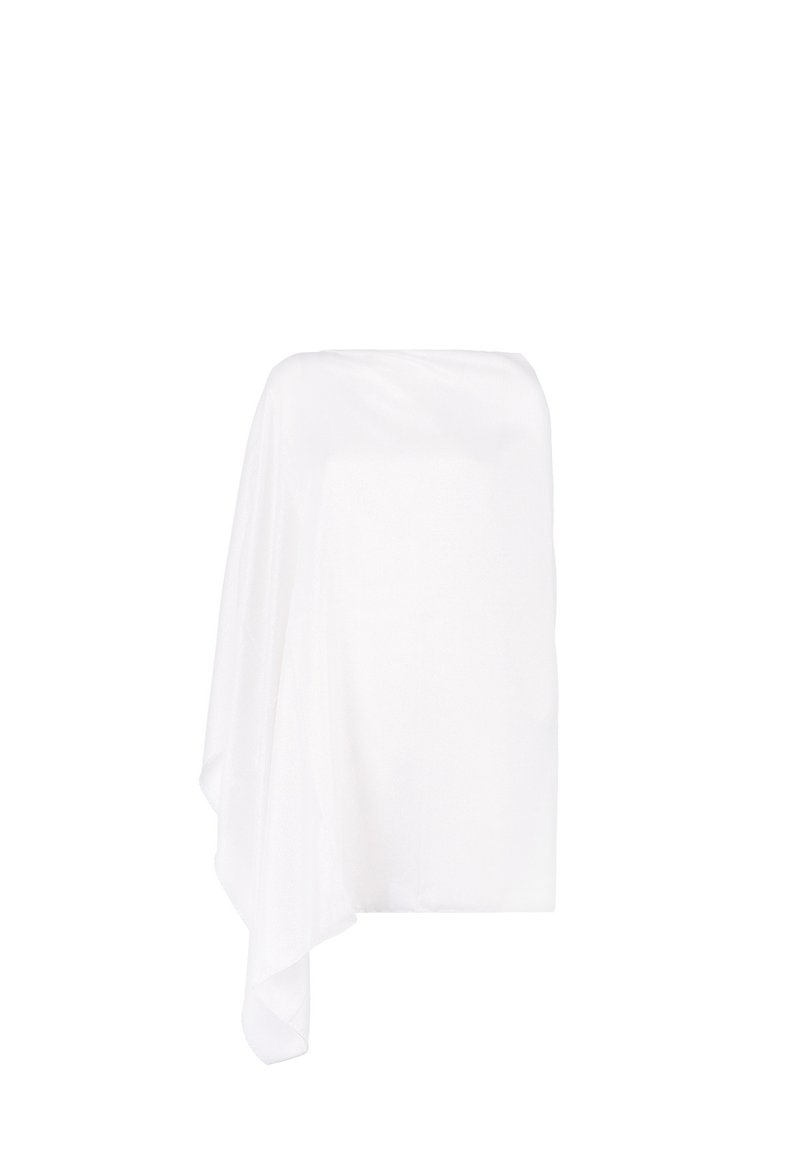 Tessuto bianco drappeggiato, fluido e leggero, con una texture liscia. Il design presenta una forma asimmetrica e bordi morbidi.