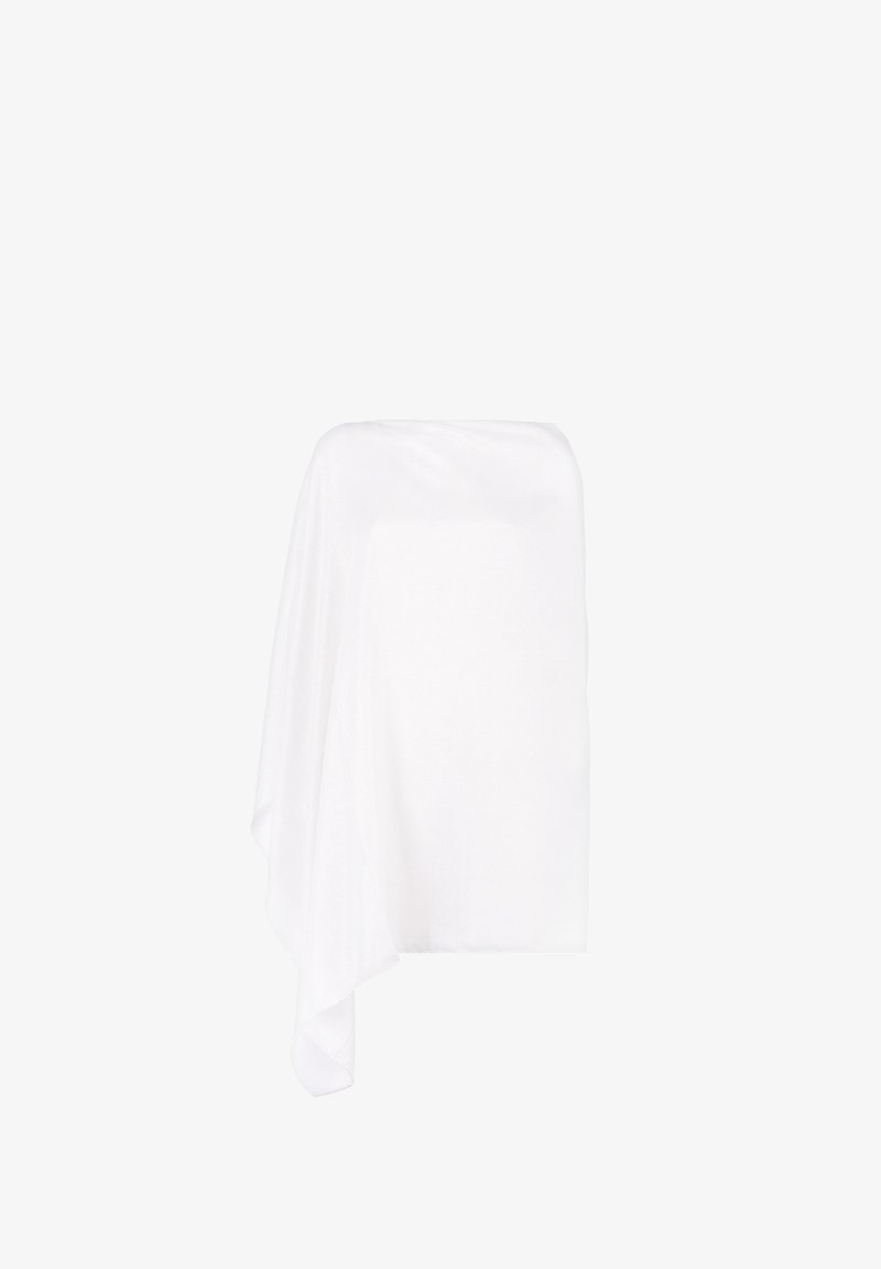 Tessuto bianco drappeggiato, fluido e leggero, con una texture liscia. Il design presenta una forma asimmetrica e bordi morbidi.