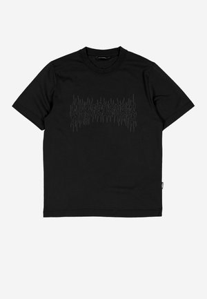 Svart t-skjorte med korte ermer og rund hals, med et subtilt mørkegrått flammeinspirert tekstdesign midt på brystet.