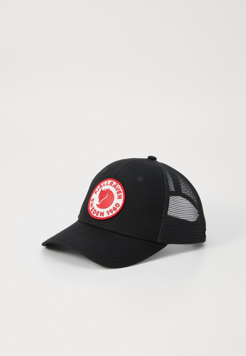 Svart baseballcaps med en rød cirkulær lap som har et logo og tekst. Nettpaneler på siden øker pusteevnen. Buet skjerm med søm.