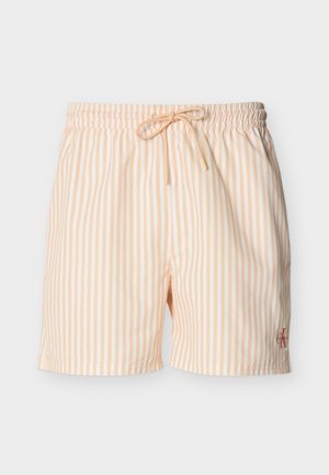 Beige-weiße, vertikal gestreifte Badeshorts mit elastischem Bund und beigem Kordelzug, kleines rotes Logo nahe dem Saum am rechten Bein.