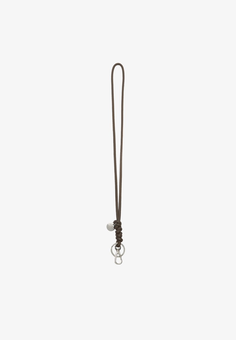 Lanière en cuir marron avec détail noué, anneau porte-clés en métal, mousqueton et petite étiquette ronde en métal attachée au bas.