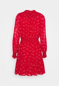 Robe rouge en tissu léger avec un col smocké et une taille élastique. Caractérisée par des manches longues et un ourlet à volants, ornée de motifs de feuilles blanches.