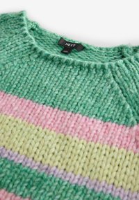 Strikket sweater med grønne, pink, gule og lavendelfarvede striber, med rund halsudskæring og en struktureret, chunky design. Mærket synligt.