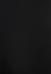 Tecido preto ajustado com uma textura suave, apresentando um padrão canelado. Material durável e elástico, adequado para várias peças de vestuário.