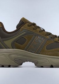 Zapatillas verde oliva con una mezcla de materiales de cuero y malla, con cordones resistentes, superposiciones texturizadas y una suela de goma gruesa.