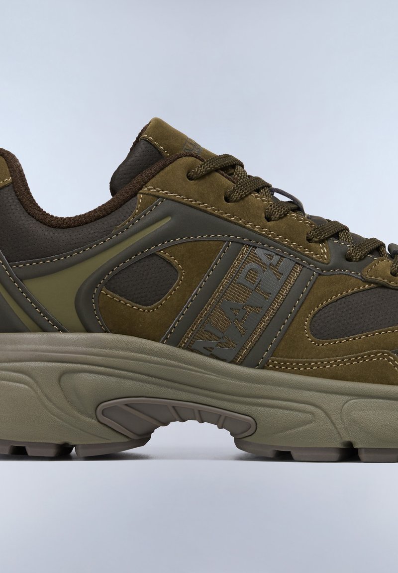 Olivgrüne Sneaker aus einer Kombination von Leder und Mesh-Materialien, ausgestattet mit robusten Schnürsenkeln, strukturierten Überzügen und einer klobigen Gummisohle.