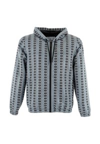 Chaqueta gris con cremallera y capucha. Presenta un patrón de rayas verticales de logotipos negros y blancos que se repiten. Mangas largas con puños elásticos.