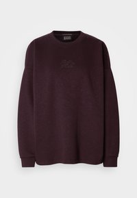 Sudadera burdeos de manga larga con puños y cuello de canalé, que presenta un discreto bordado de marca en el pecho, fabricada con un tejido suave.