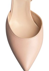 Pumps in pelle nuda con punta appuntita e retro aperto. Texture liscia con dettagli di cucitura discreti lungo i bordi.