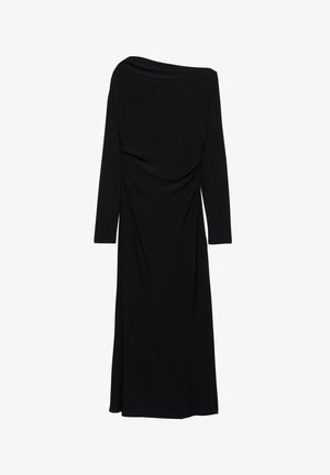 Czarna sukienka z długim rękawem, z asymetrycznym, drapowanym dekoltem, miękką tkaniną i zwiewną sylwetką sięgającą do połowy łydki.