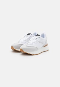 Guess LUCHIA - Sneakers basse - white
