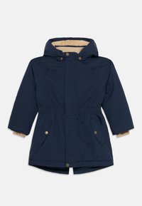 Chaqueta aislante de color azul marino con capucha, cintura elástica y dos bolsillos frontales. Cuenta con un suave forro interior beige y detalles de cierre a presión.