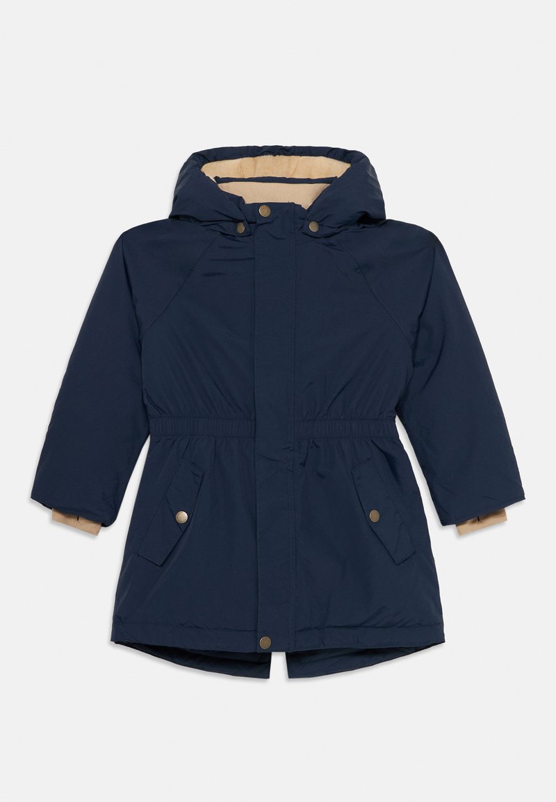 Chaqueta aislante de color azul marino con capucha, cintura elástica y dos bolsillos frontales. Cuenta con un suave forro interior beige y detalles de cierre a presión.